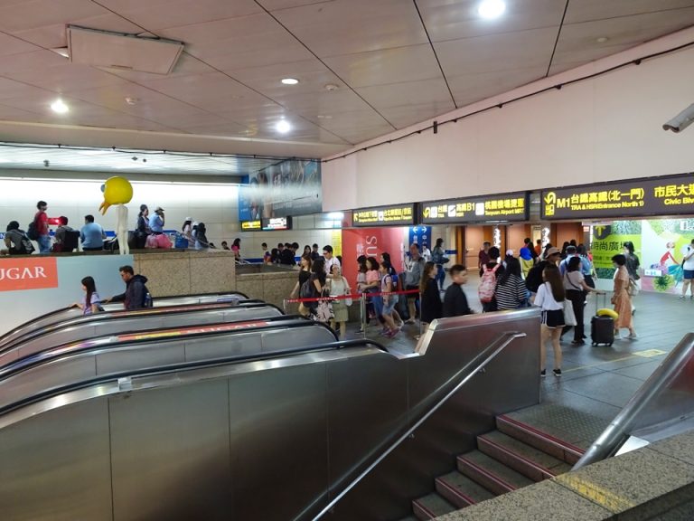 ホテル周辺_地下鉄入口付近