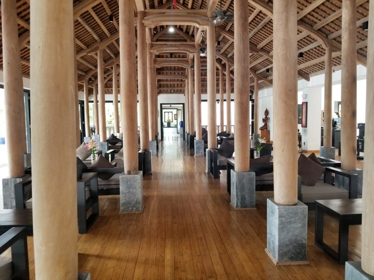 フロントの待ち合いスペース。横から撮影しました。