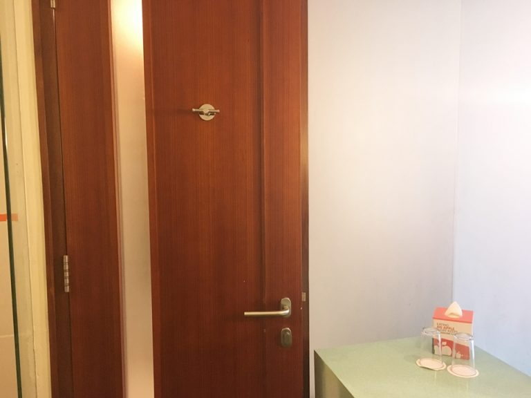 バスルームの中からドアを撮影