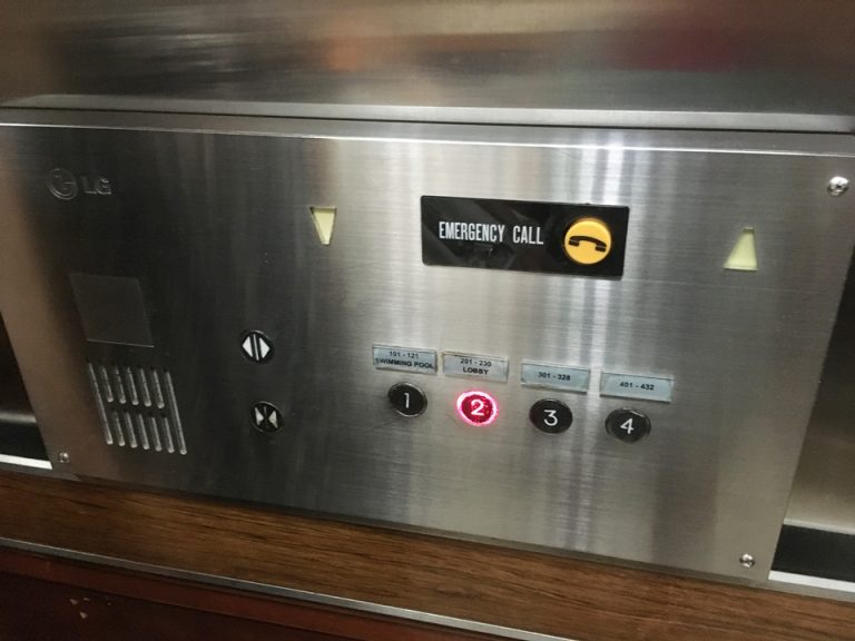 エレベーター内の側面にあるボタン