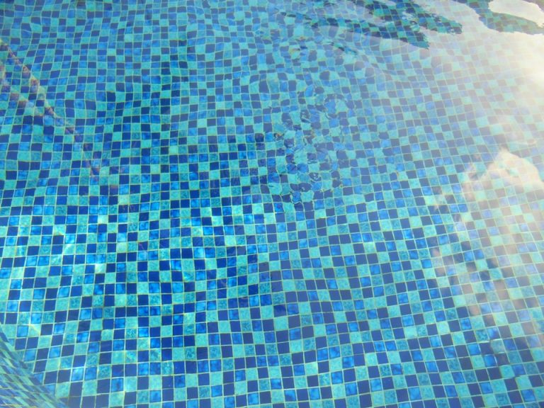 プールはきれいなタイルが敷き詰められています