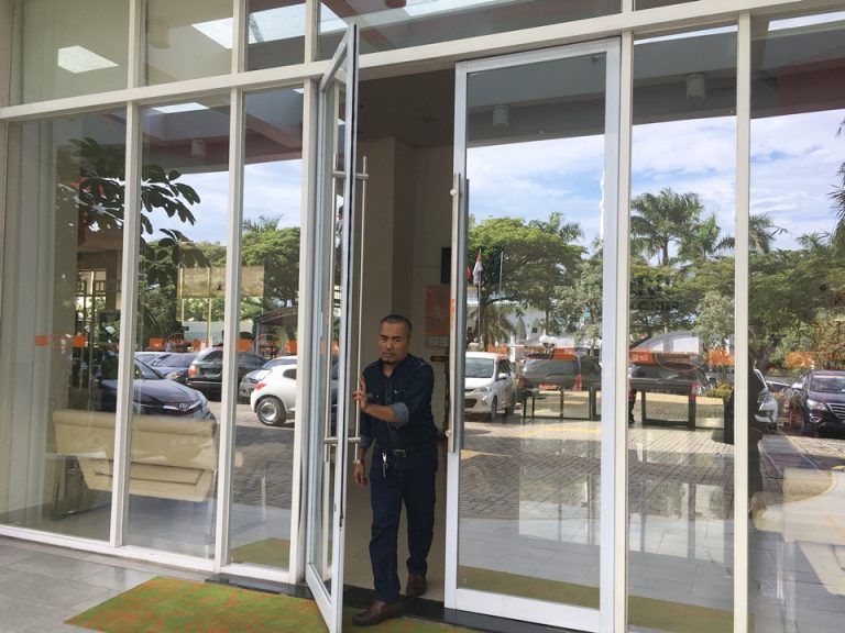 メインエントランスではありません。エントランス近くのドア