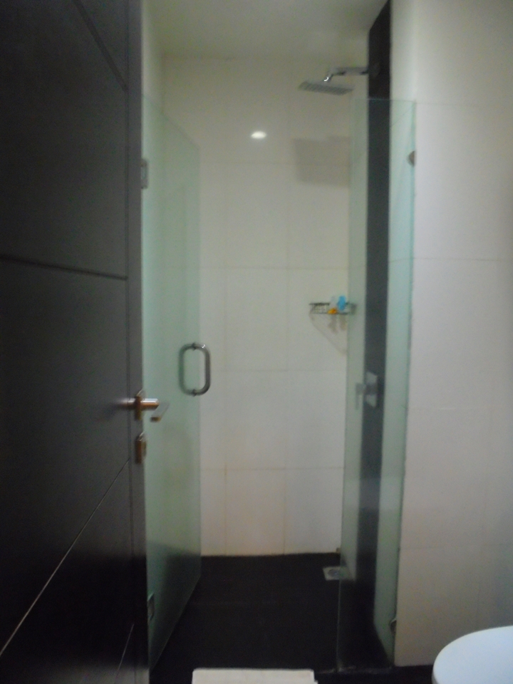 窓がなかったので少し怖かったです。お湯の温度が不安定なので、熱湯が出たりする場合のあります。ご注意ください