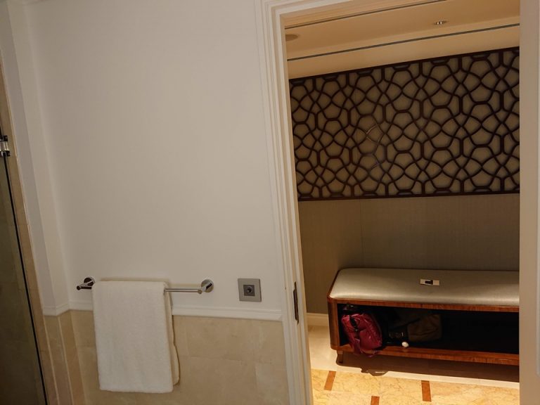 33バスルーム内から入口