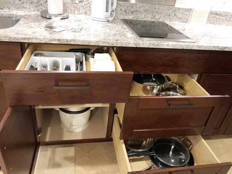 鍋、フライパン、炊飯器、箸、カトラリー、まな板など調理器具一式揃っていました。