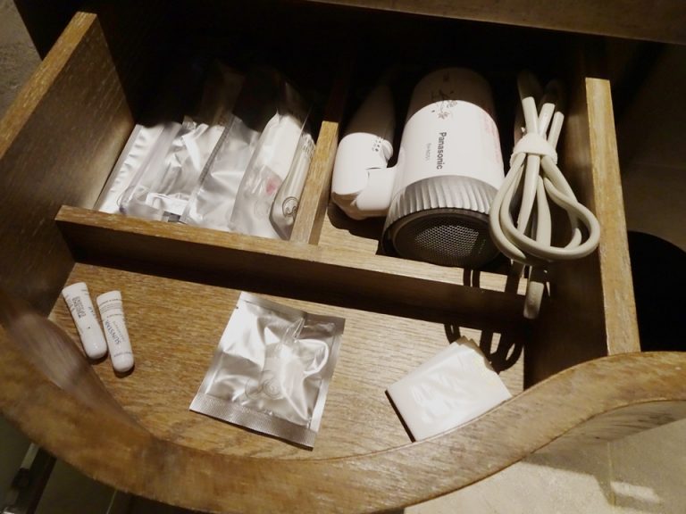 客室のバストイレ_アメニティーとドライヤー