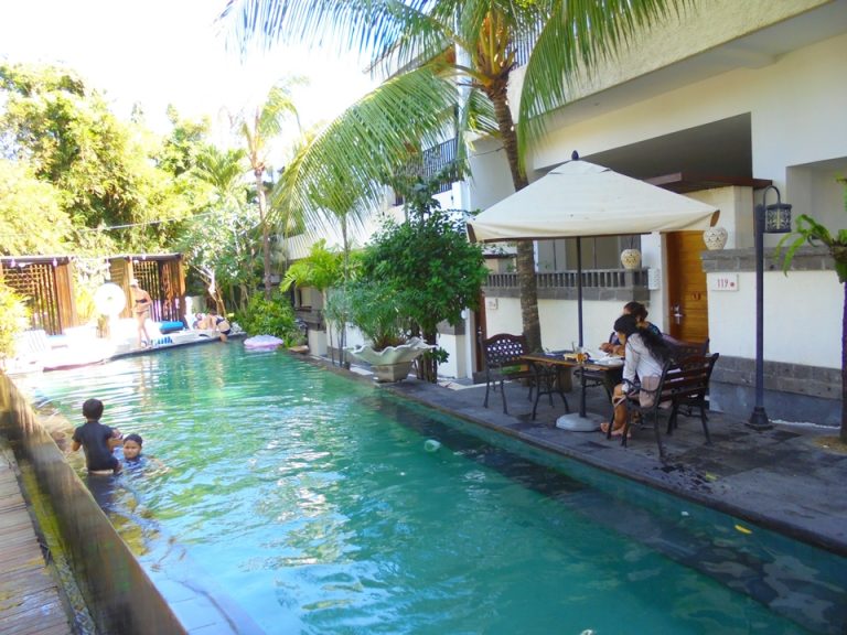 手前の丸いプールは少し浅め、奥の四角いプールは深めになります。