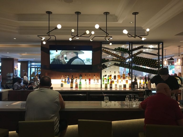 バー外観、内観