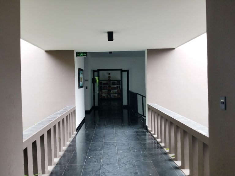 フロントからライブラリー・ショップに行く渡り廊下です。