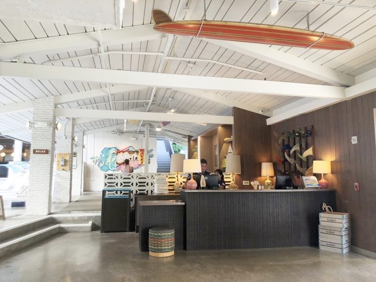 エントランス入ってすぐ右手にフロント。奥がロビーです。