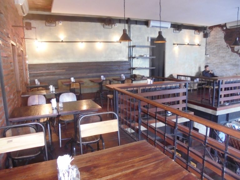 週末は生演奏もあるようなのでたくさんのお客様がいらっしゃるそうです(PISON)