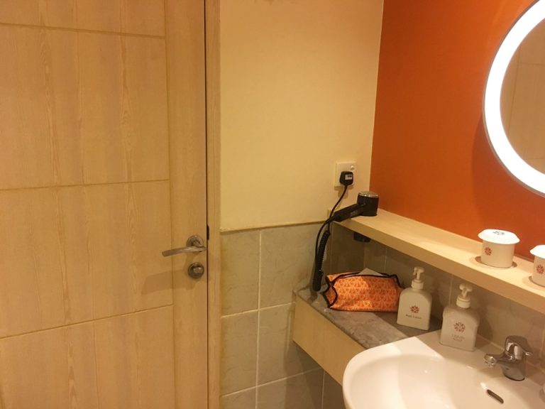 内側から見たドア側。