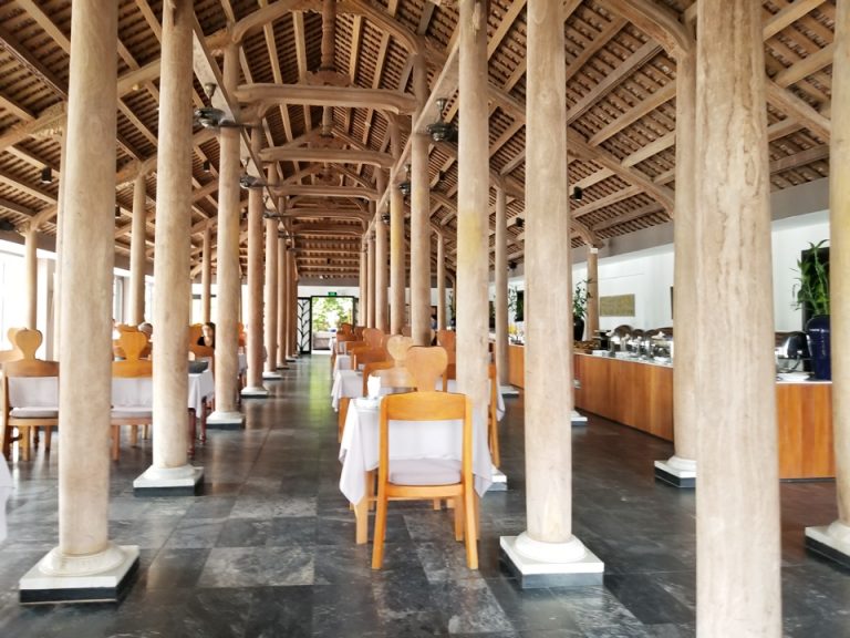 朝食会場。開放感があり、いい朝を迎えられました。