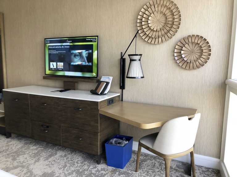 テレビ台とデスク