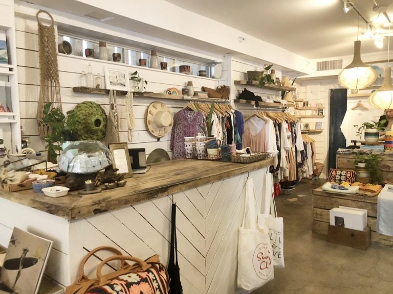 コーヒーカウンターの奥にはアパレルも置いてあります。