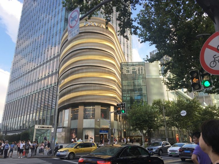 iapm(アイエーピーエム)。ハイブランドのショップが集まったショッピングモール