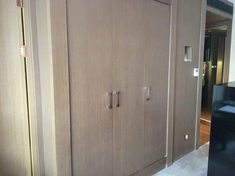 ベッドルーム側のクローゼット扉。反対側(バスルーム)からも開くことができます