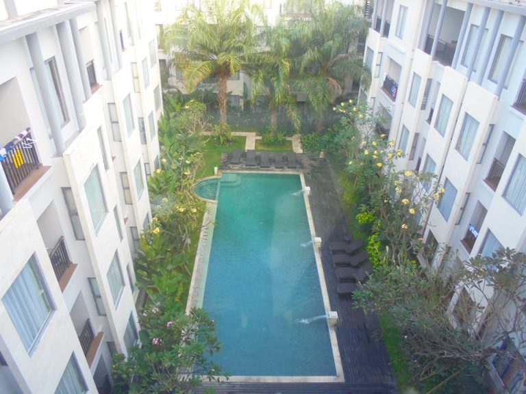 最上階から見たプール