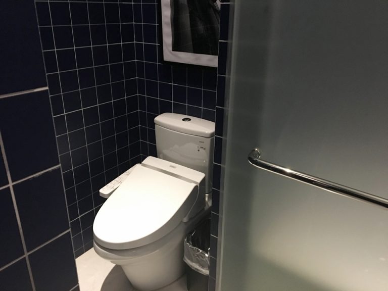 トイレ。TOTO製でウォシュレットが付いています