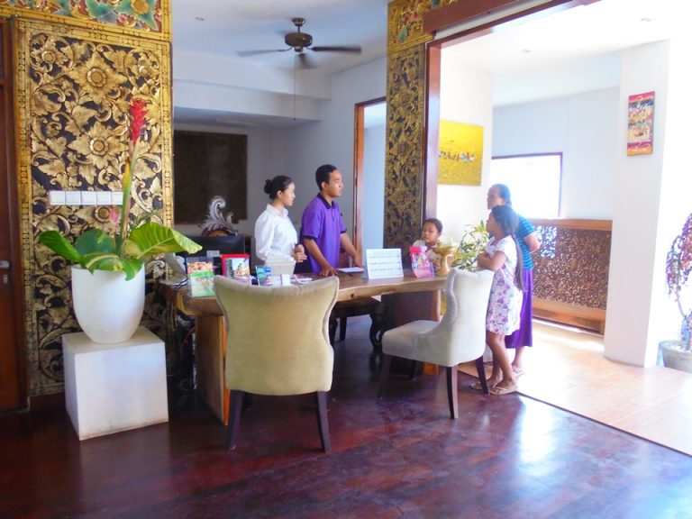 レセプション。カウンターはこちら一つなので一組ずつの案内になります。スタッフの方はとても丁寧でフレンドリーです