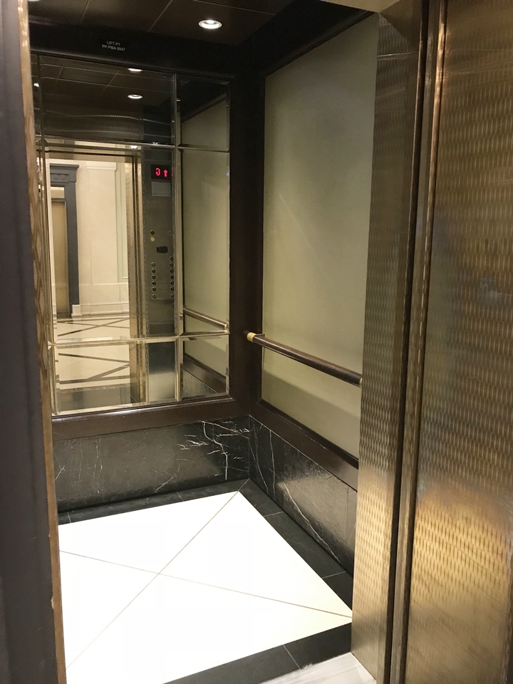 大きな鏡がついた広めのエレベーター