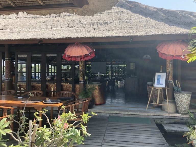 バイキング設置場。外のお席では喫煙可能です