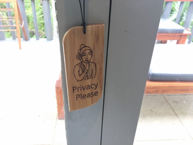 ノックしてほしくない時や清掃がいらない時はこのカードを外側にかけます