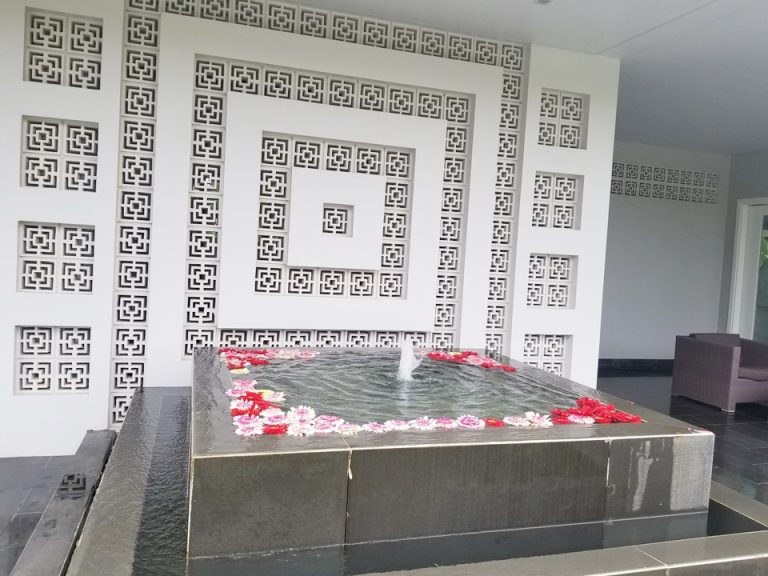 スパの入り口です。お花が浮いていて綺麗でした。