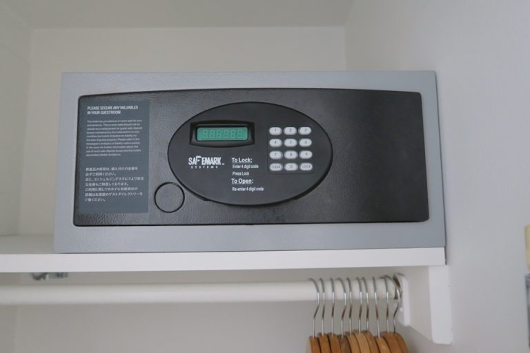 クローゼット内に金庫があります