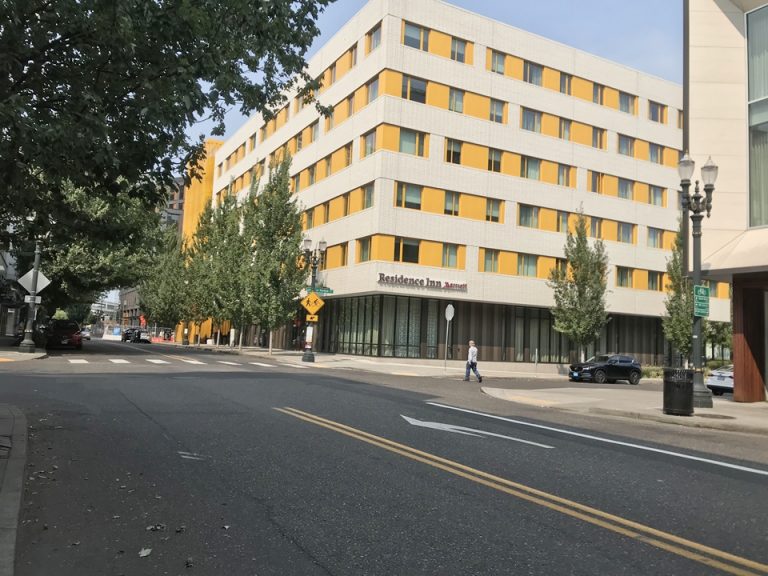 ホテル外観 道路を超えて