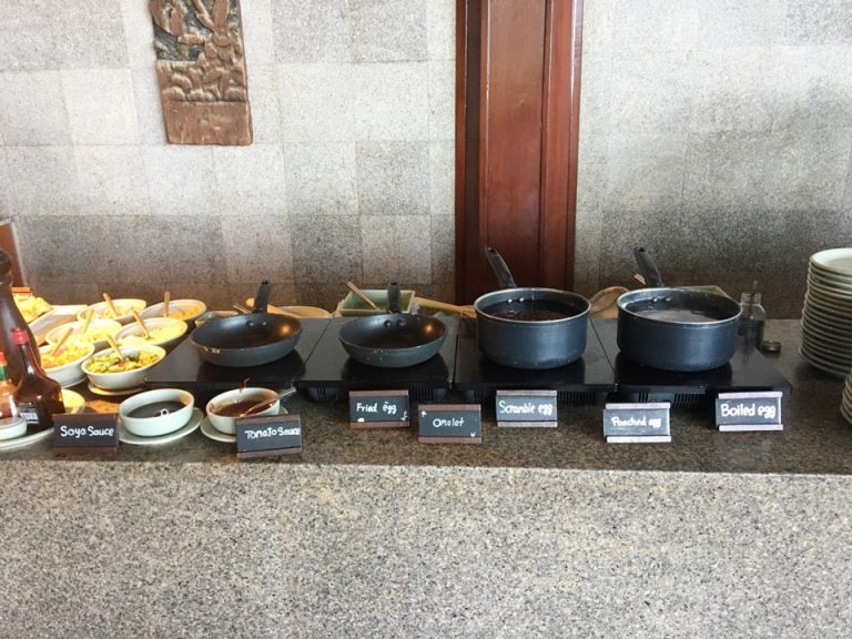 卵料理のカウンター。その場でオムレツやスクランブルエッグを作ってくれます