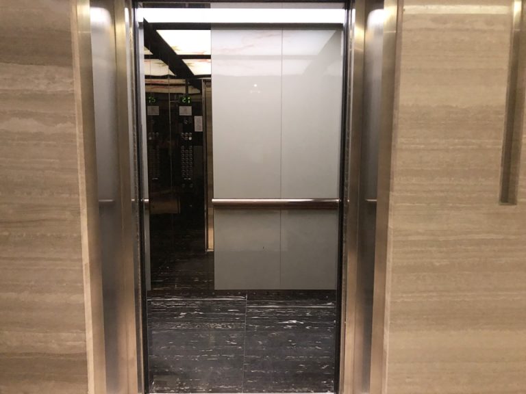 エレベーターの中