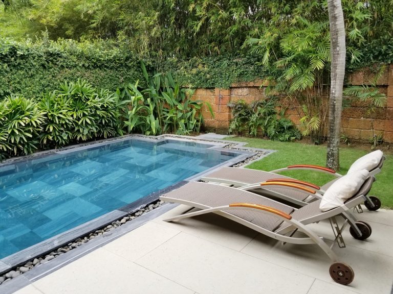 プールサイドにはデイベッドがあります。角度も調節できます。