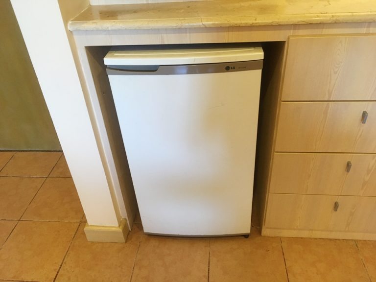 冷蔵庫。閉めた状態。