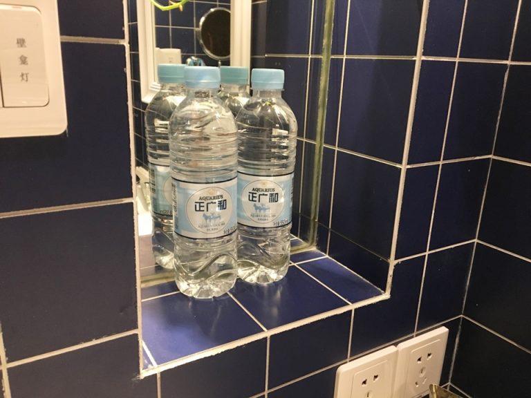無料のミネラルウォーター。シンクの脇にあります