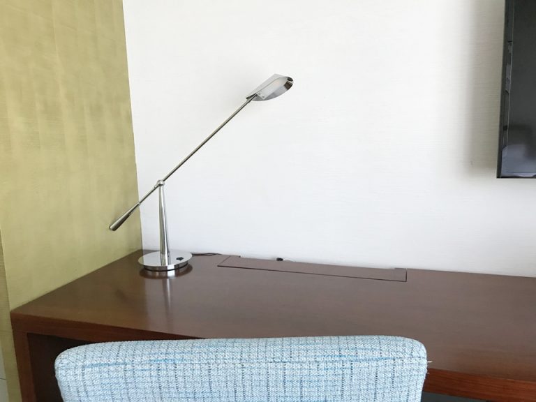 デスクはベッドルーム側にあります