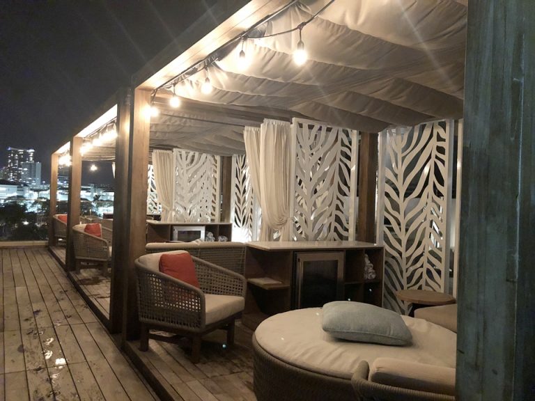 夜のオーシャンフロントカバナ