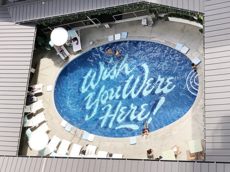 プールを客室階から撮影