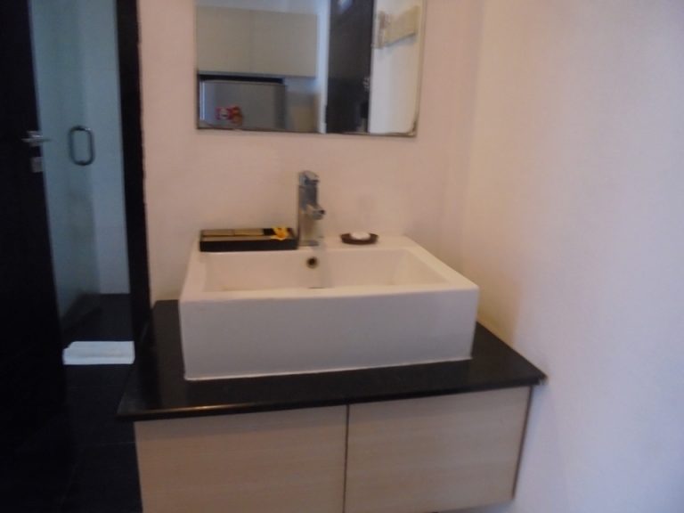 洗面台。ライトがないのでここでのお化粧はしにくかったです