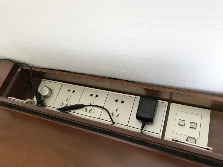デスクのコンセント、蓋が閉まると見えなくなるタイプは好印象