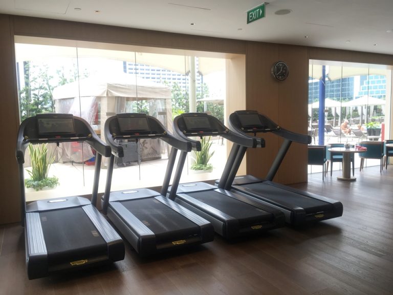 プールに面しているランニングマシーン