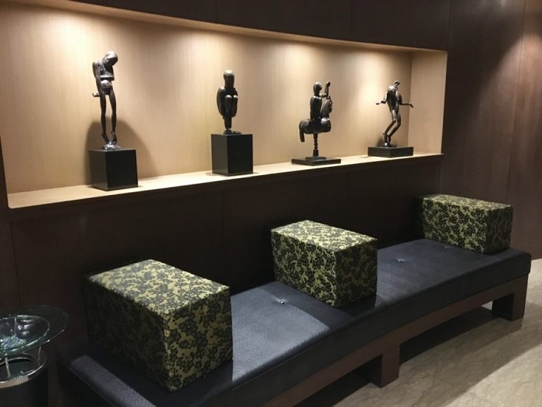 客室階のエレベーターホール (1)