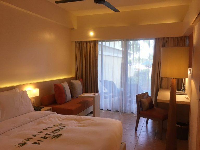 部屋の奥側から窓側を見た様子。