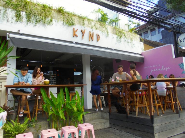 インスタ映えで有名なこちらのカフェ。フルーツボウルは文字が入っていて可愛いんです。2018年9月に2号店ができています(KYND)