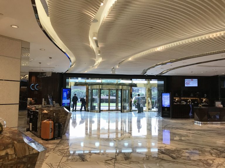 ホテルエントランス、遠景