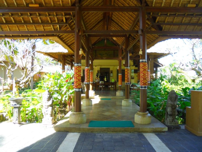 心地よい風の吹き抜けるフロント