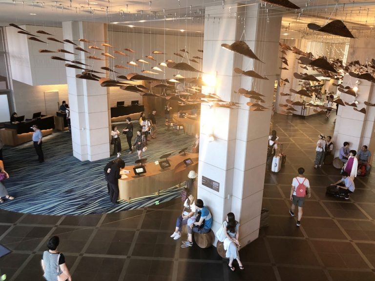 ロビー全体 天上のオブジェが素敵です。