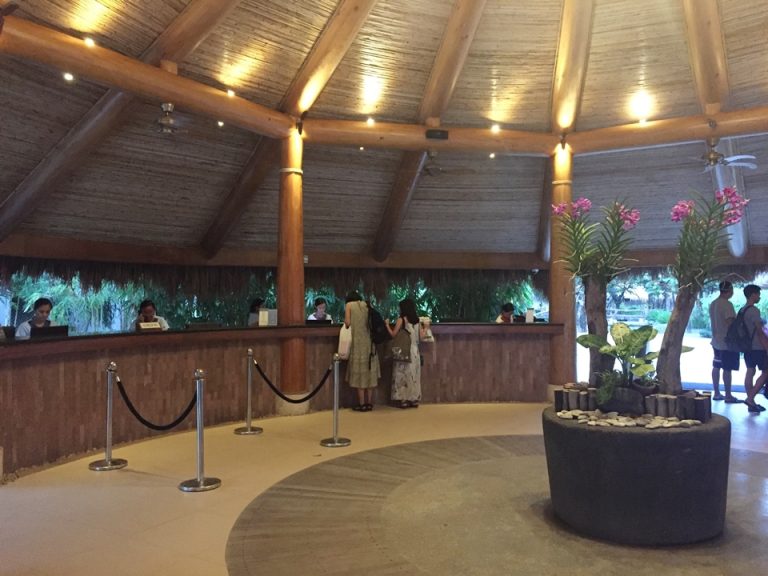 フロント チェックインカウンター