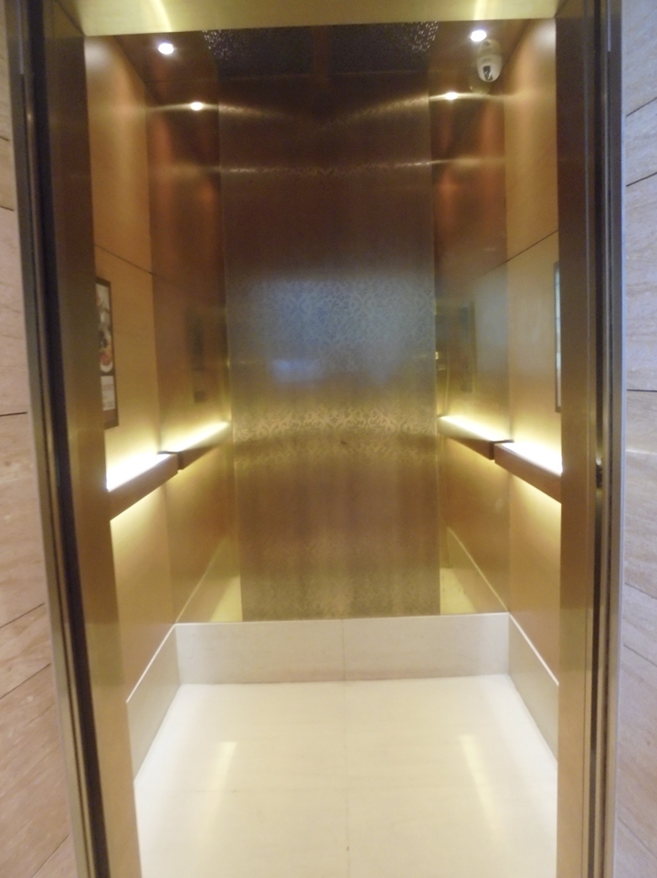 エレベーター内