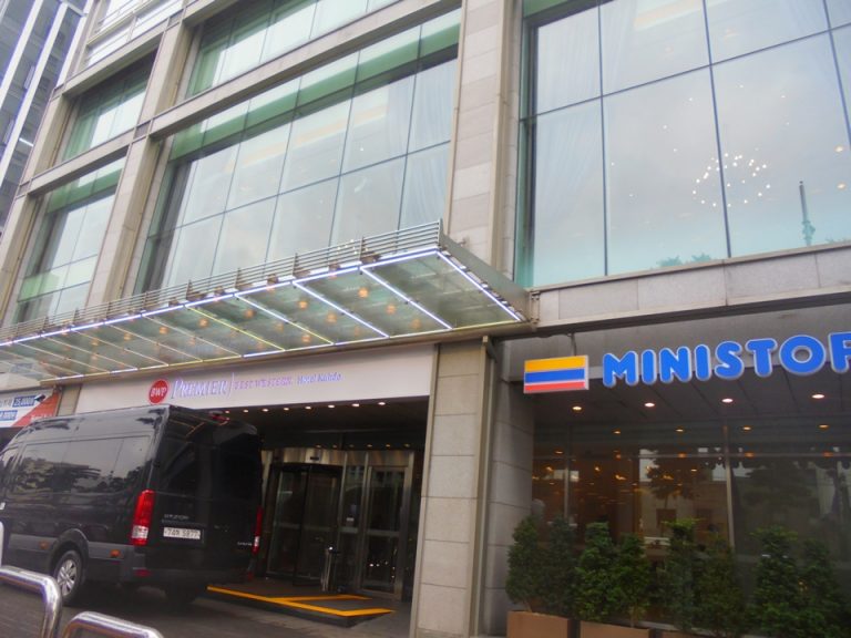 ホテル外観アップ